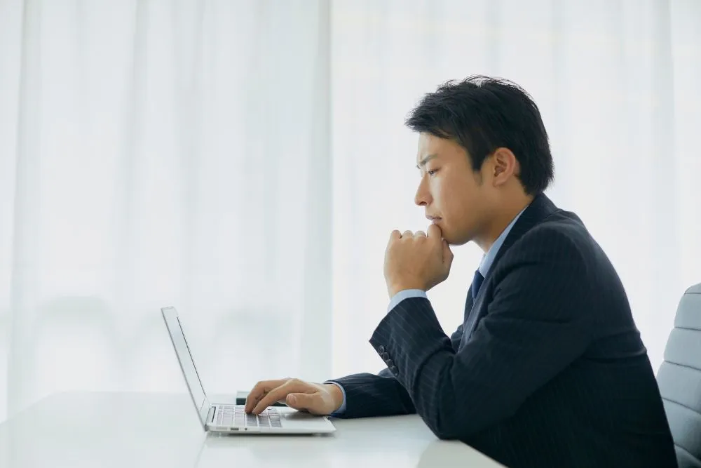 悩む男性