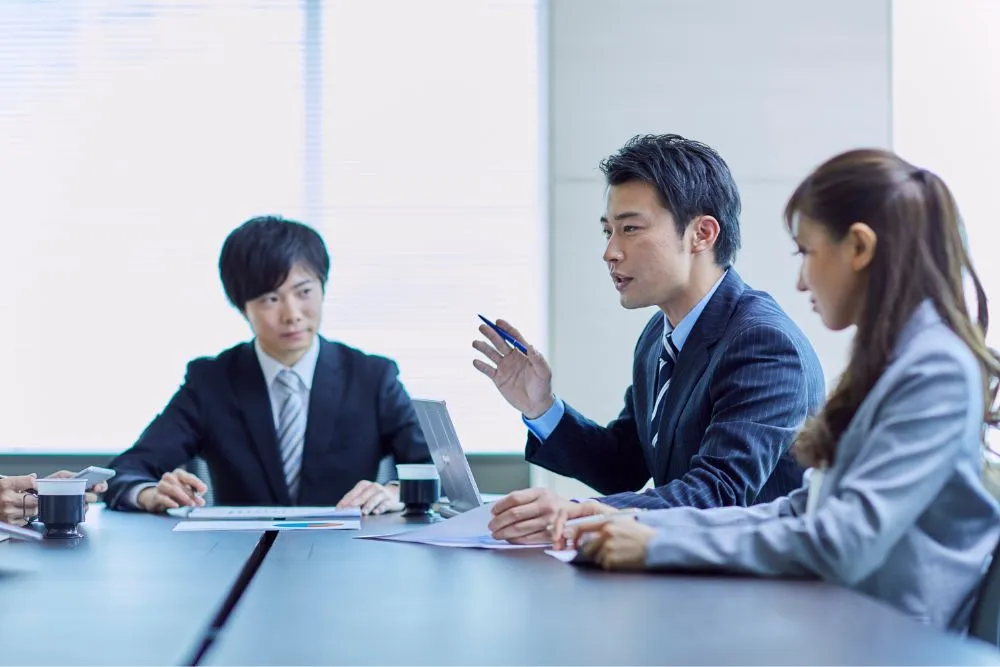 会議をする人たち