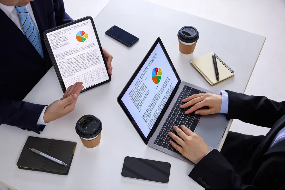 パソコンを触る人